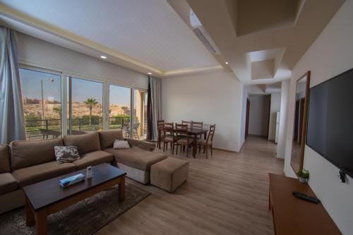 带城景的双卧室公寓