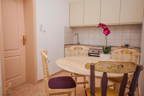 带梳化床的两卧室公寓