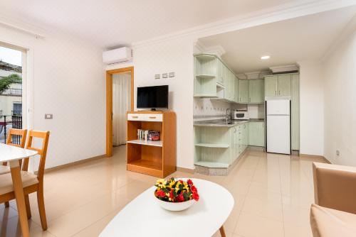 带阳台的两卧室公寓