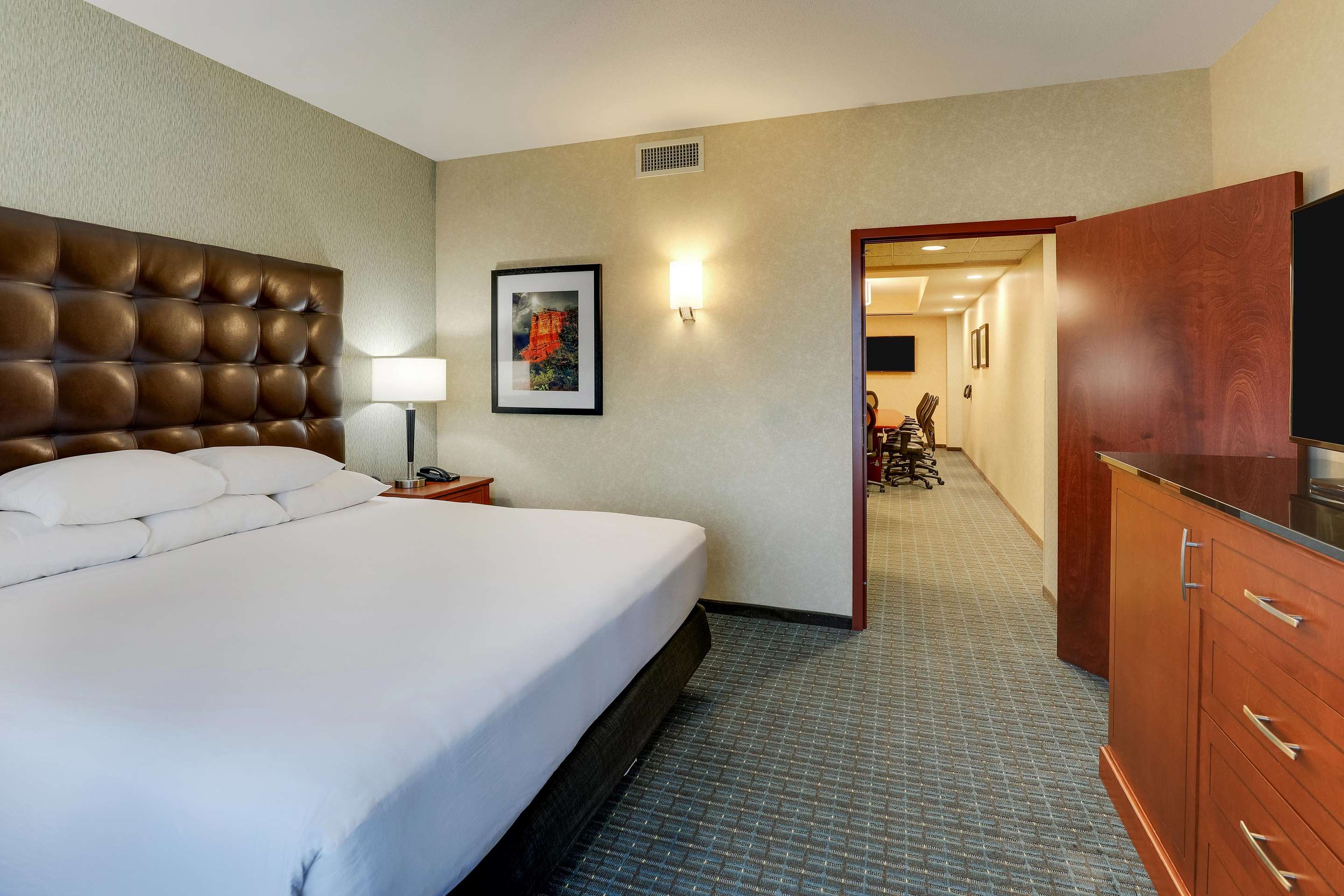 带会议室桌子的特大床会议套房，2间房-适合听力障碍人士，无障碍淋浴