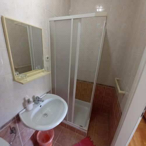 舒适两卧室公寓 - 带露台