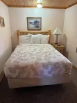Cozy 2 bedroom cottage with full kitchen minutes from Pictured Rocks Cruises!
