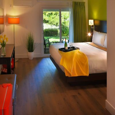 Deluxe King Room The Foothills Motel Promo Code