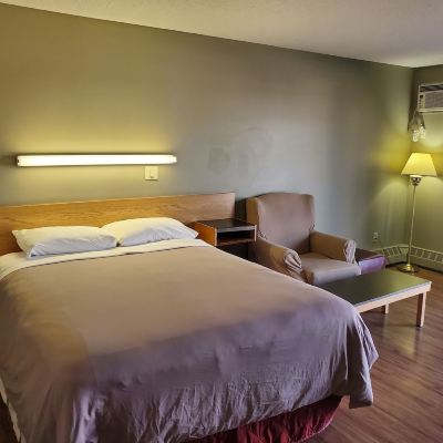 Single Queen Room-Non-Smoking Stars Inn & Suites Building B Promo Code
