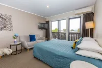 Le Chalet Suisse Motel Taupo Отели в г. 
