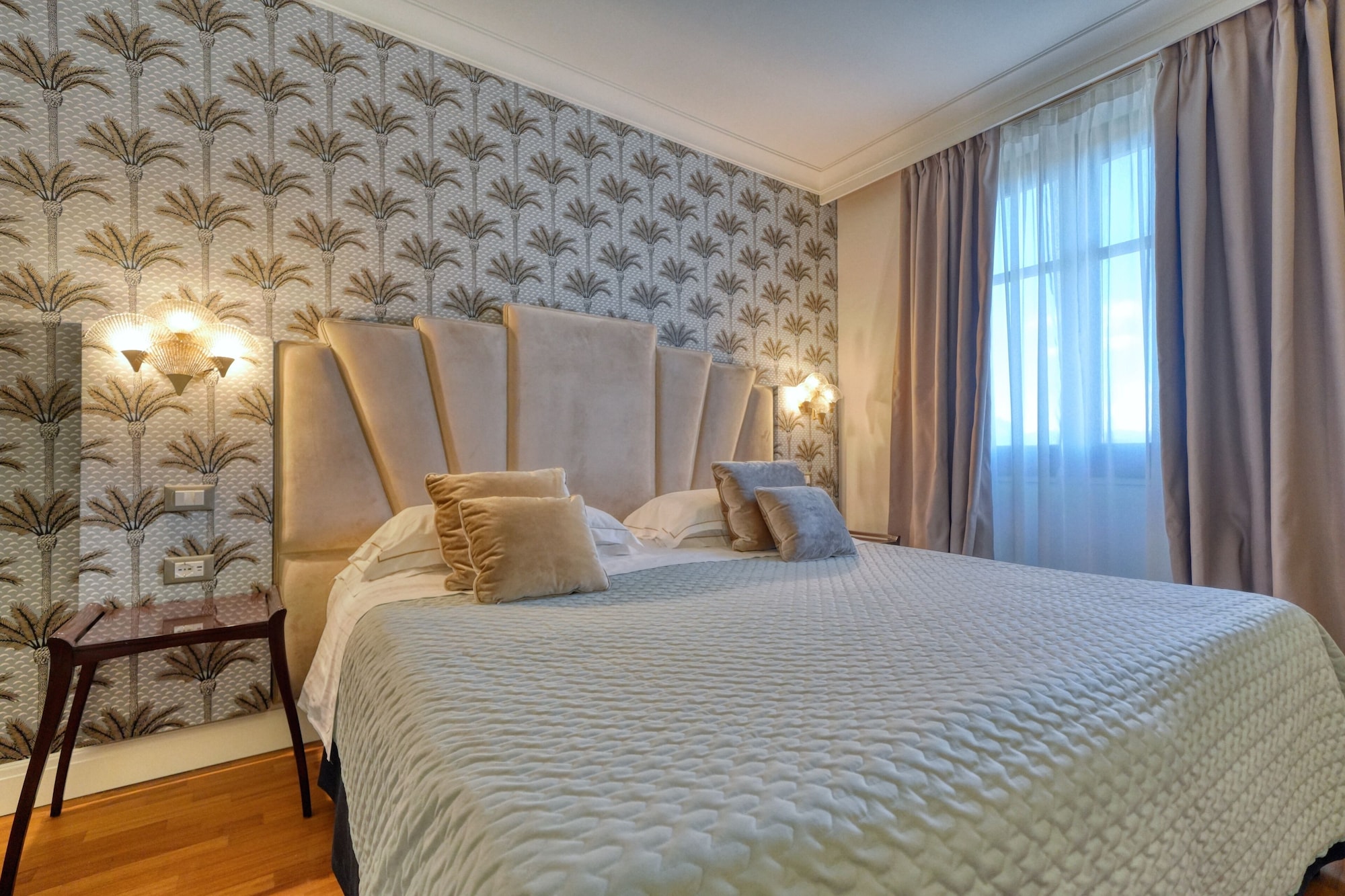 行政套房， 3 间卧室， 露台， 湖景