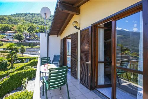 可以观赏湖泊景观并设有阳台的一卧室公寓