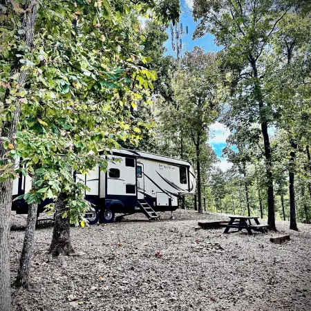 Cozy and serene RV in Broken Bow. Pet friendly, WiFi, 2 bedroom, fireplace. Отели в г. Брокен Боу