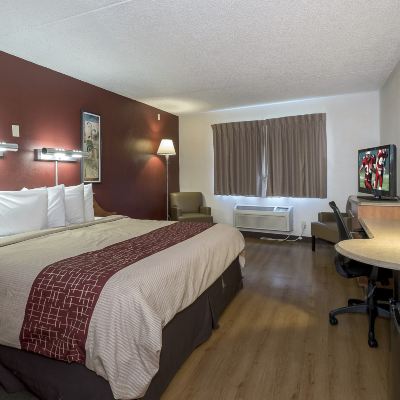 Deluxe King Room Non smoking Red Roof Inn & Suites Cleveland - Elyria Promo Code