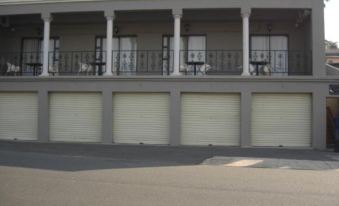 The Deck on Manning - Housity