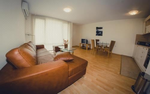 带阳台的两卧室公寓