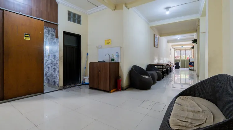 RedDoorz Near Surabaya Town Square 食事・レストラン