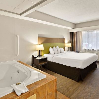 Suite, 1 King Bed, Accessible, Jetted Tub (Nonsmoking)