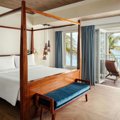 Peninsula Balcony Suite