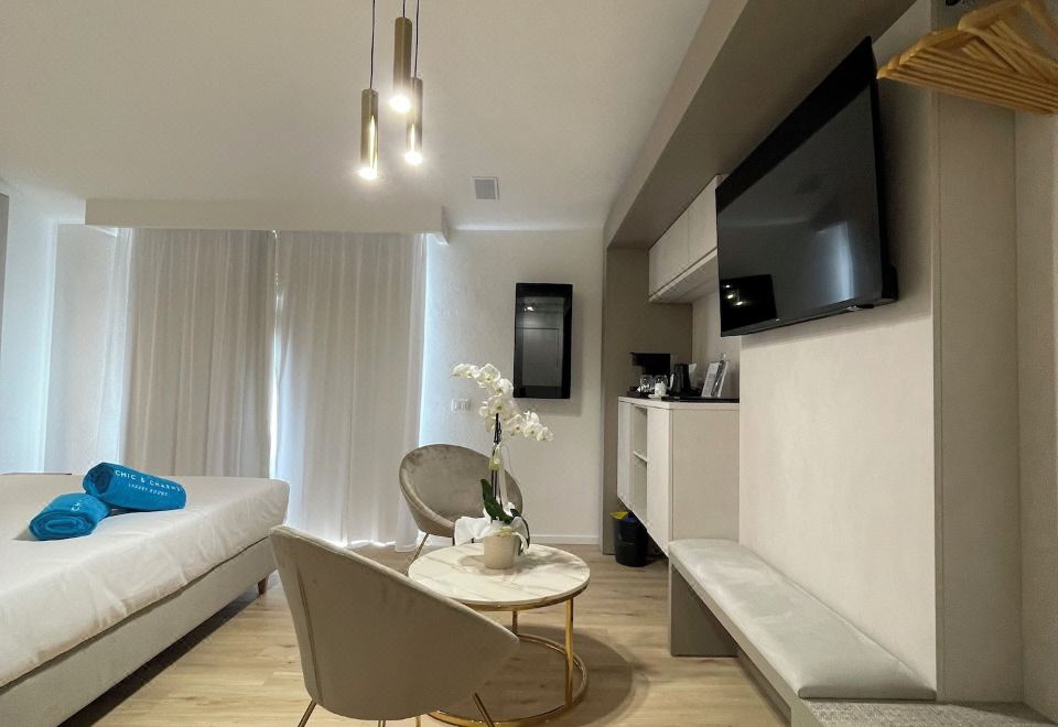 奢华客房，1张特大床，私人泳池