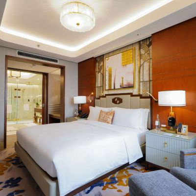 行政套房、尊享俱樂部休閒區權益、1 張特大床、可欣賞灣景 美憬閣馬尼拉海軍上將飯店優惠