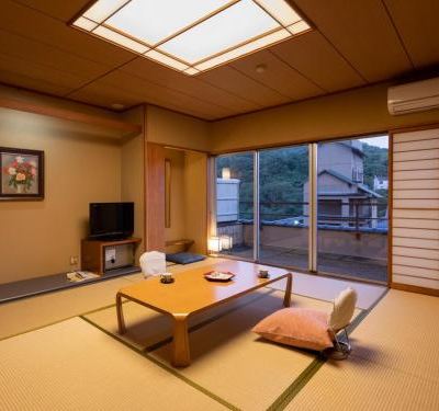 [Non-Smoking]Old Building/Japanese-Style Room[40 Square Meters/12.5 Tatami, with Bath and Toilet][Japanese Room][Non-Smoking]