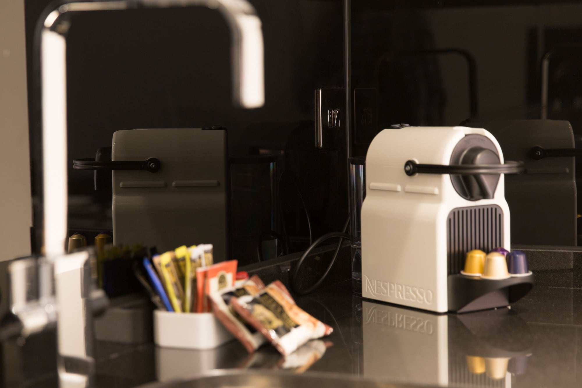 标准开放式客房， 1 张特大床， 厨房