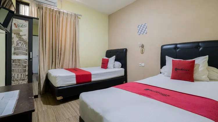 RedDoorz Near Surabaya Town Square 外観