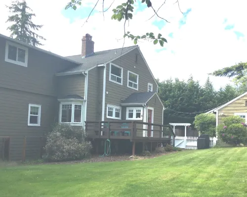 Spacious and charming home in a park-like setting ベリアンのホテル