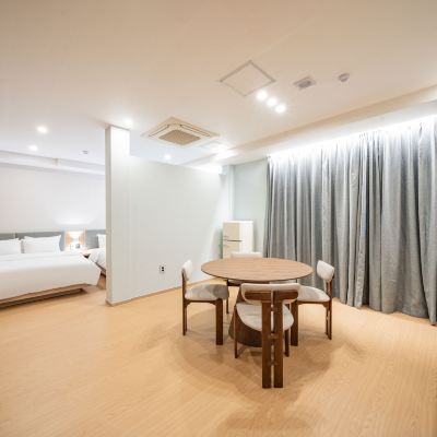 Premium Royal Party Pool Suite With Roof Top Bathtub Changwon Palyongdong Praha Hotel 쿠폰