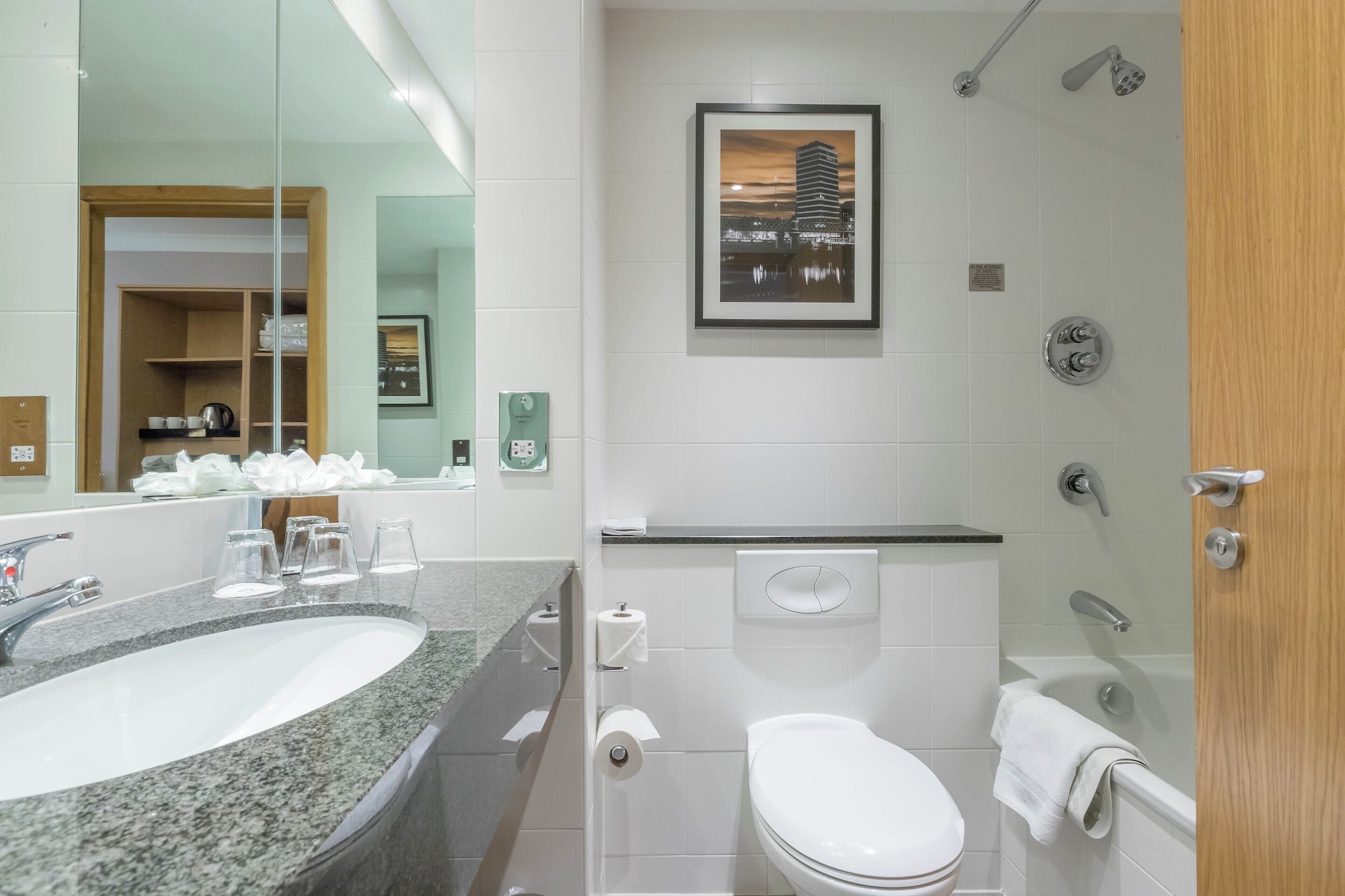 带阳台的河景双人间