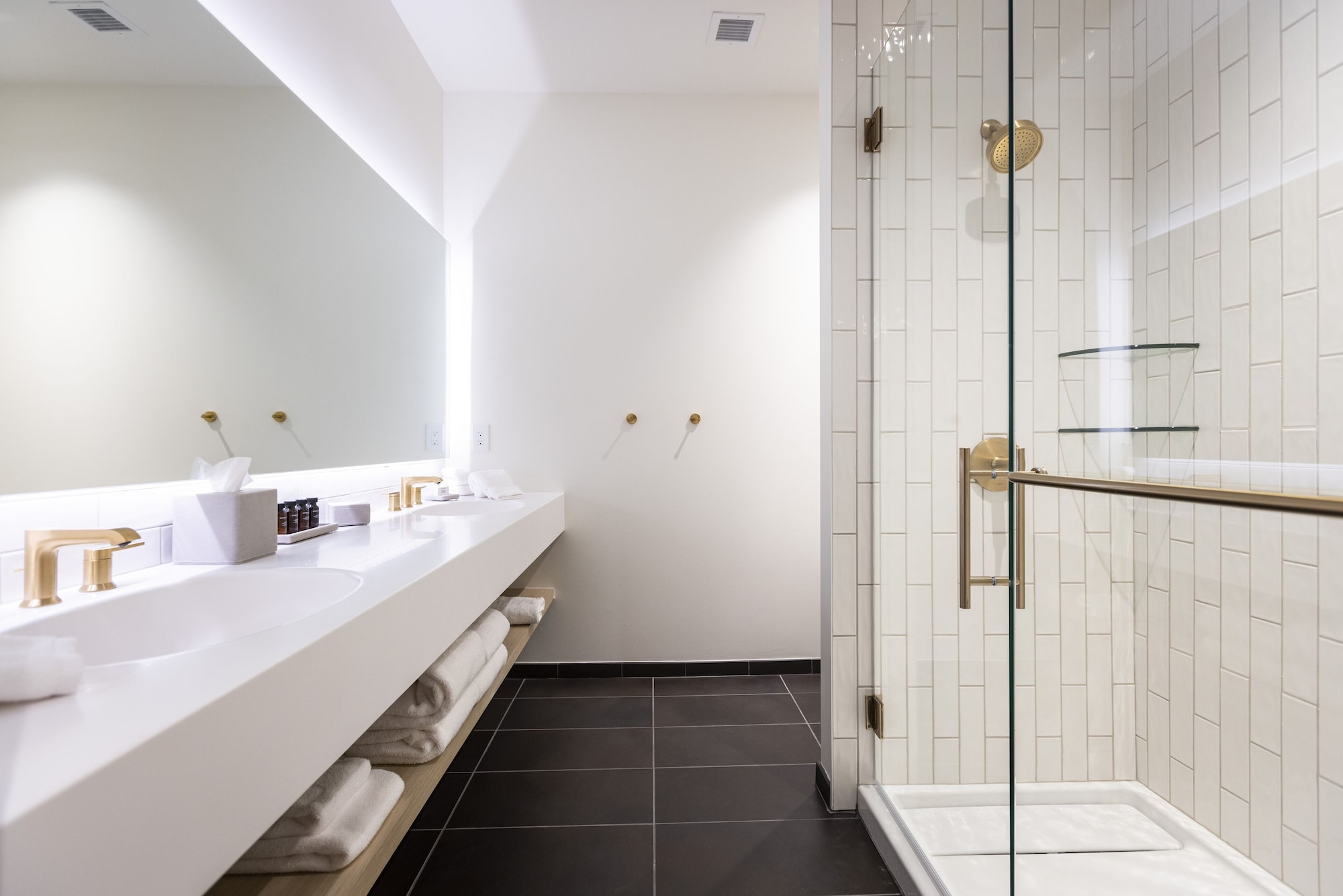 特色客房， 1 张特大床， 简易厨房