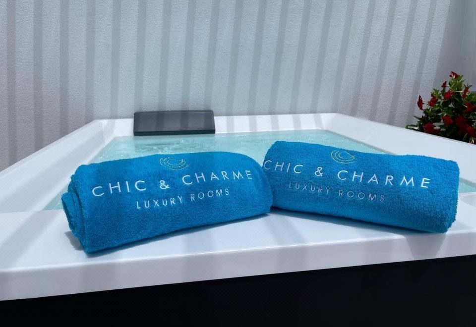 奢华客房，1张特大床，私人泳池