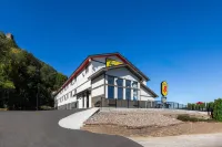 Super 8 by Wyndham Winona MN Hotel a 