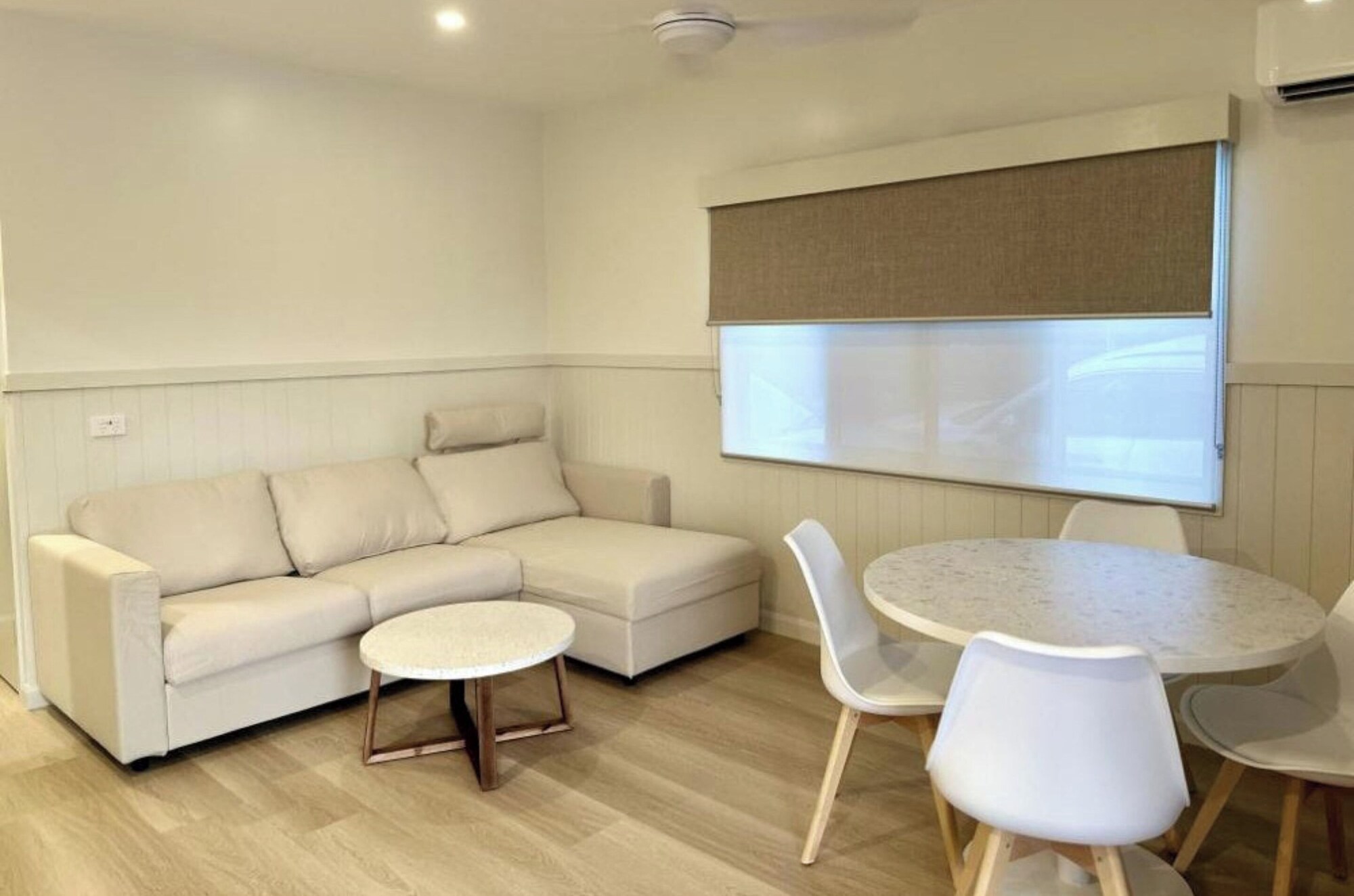 豪华两卧室池畔小屋-S6