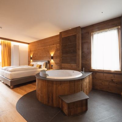 SPA Suite with Jacuzzi and Sauna