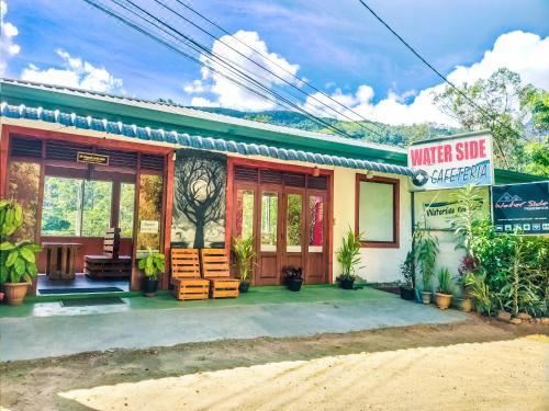 带山景的双人间