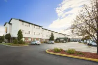 Super 8 by Wyndham Milwaukee Airport のホテル