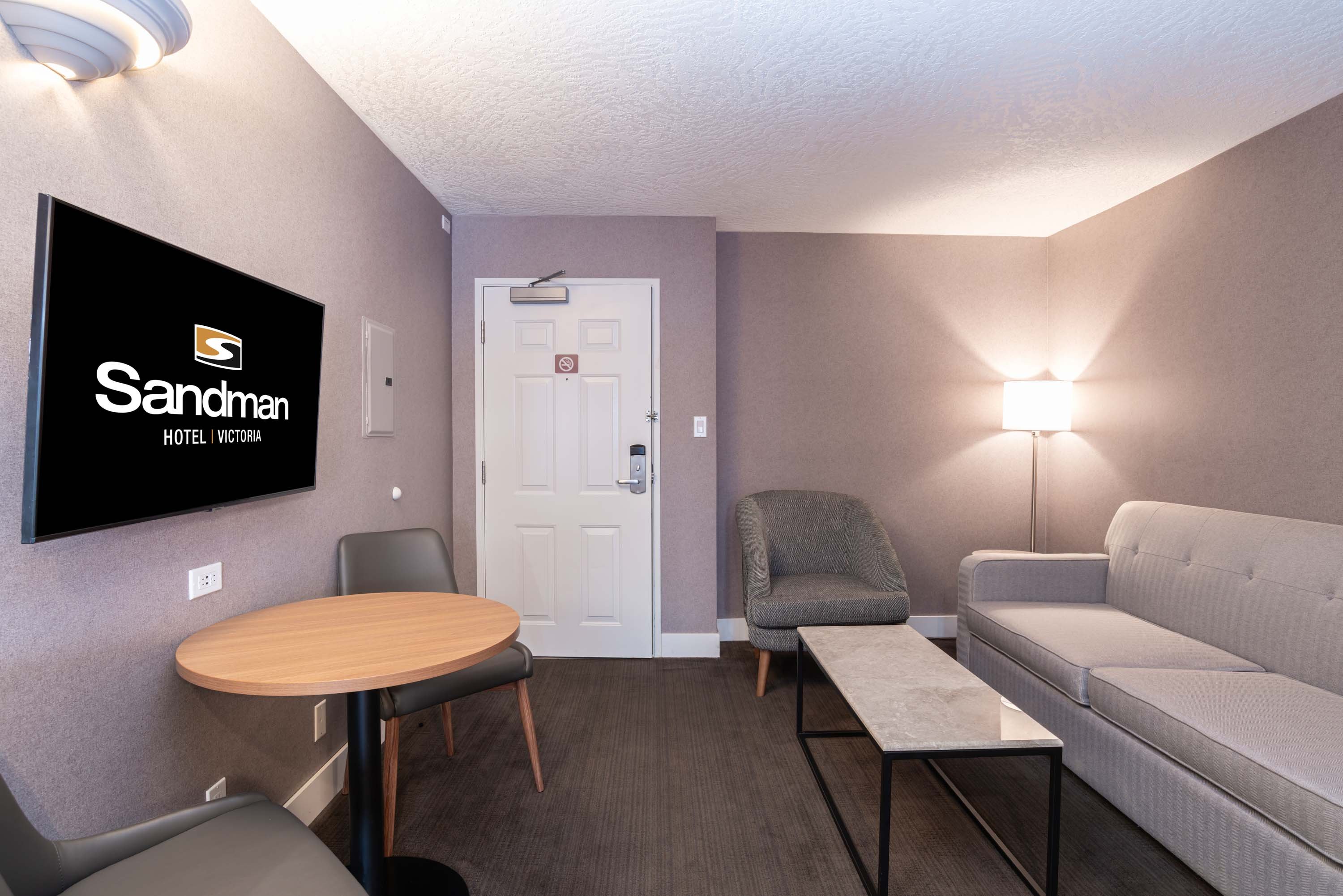 标准套房， 1 张特大床和 1 张梳化床， 简易厨房