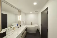 Bloom Mississauga, Tapestry Collection by Hilton Hotels in 