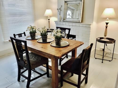 Delightful Seaside Binnacle Cottage -Hosted by Whitstable-Holidays Two-Bedroom House