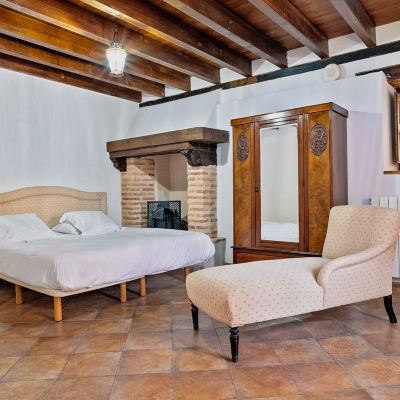 Family Deluxe Palacio Rejadorada Promo Code