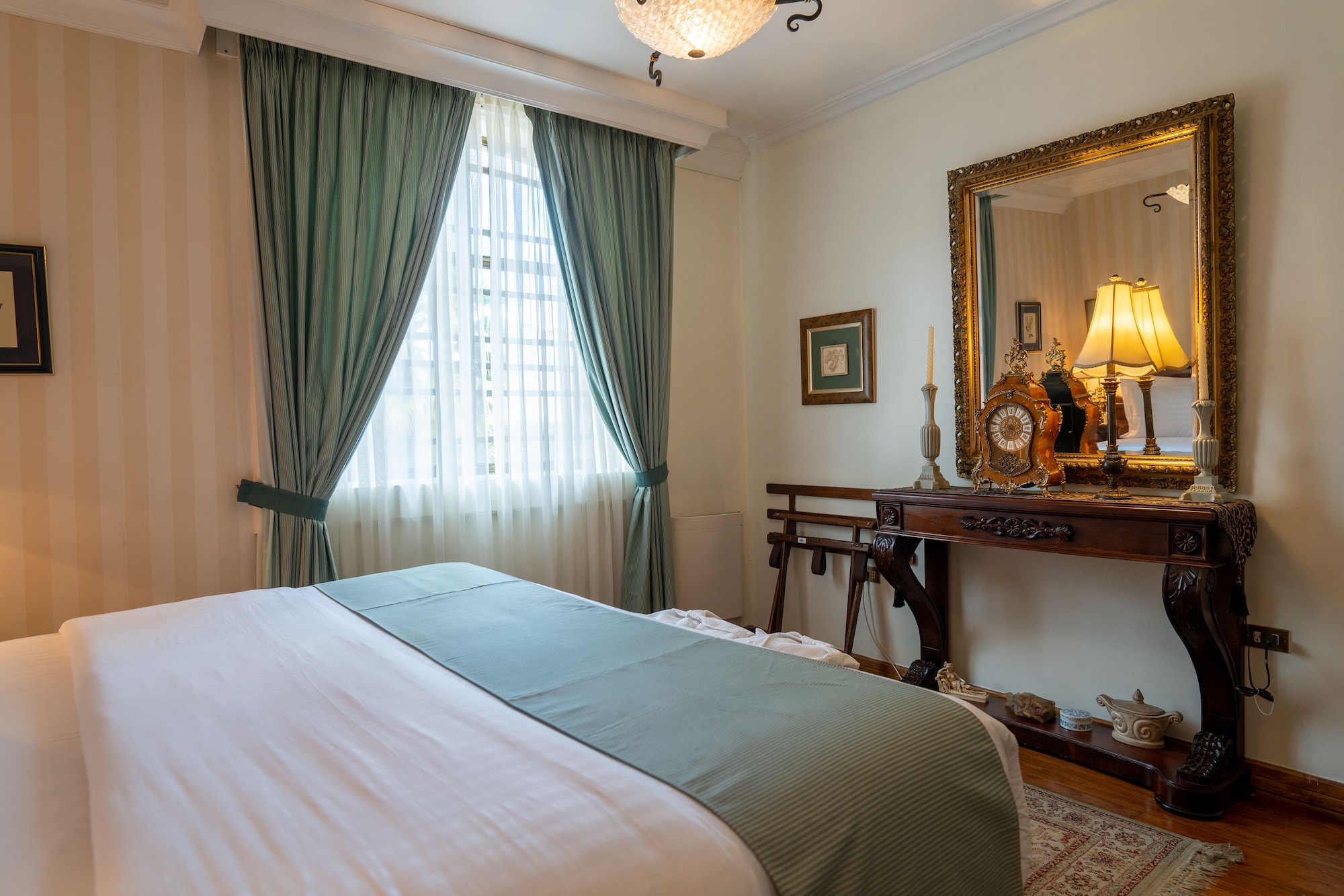 传统套房， 1 张特大床