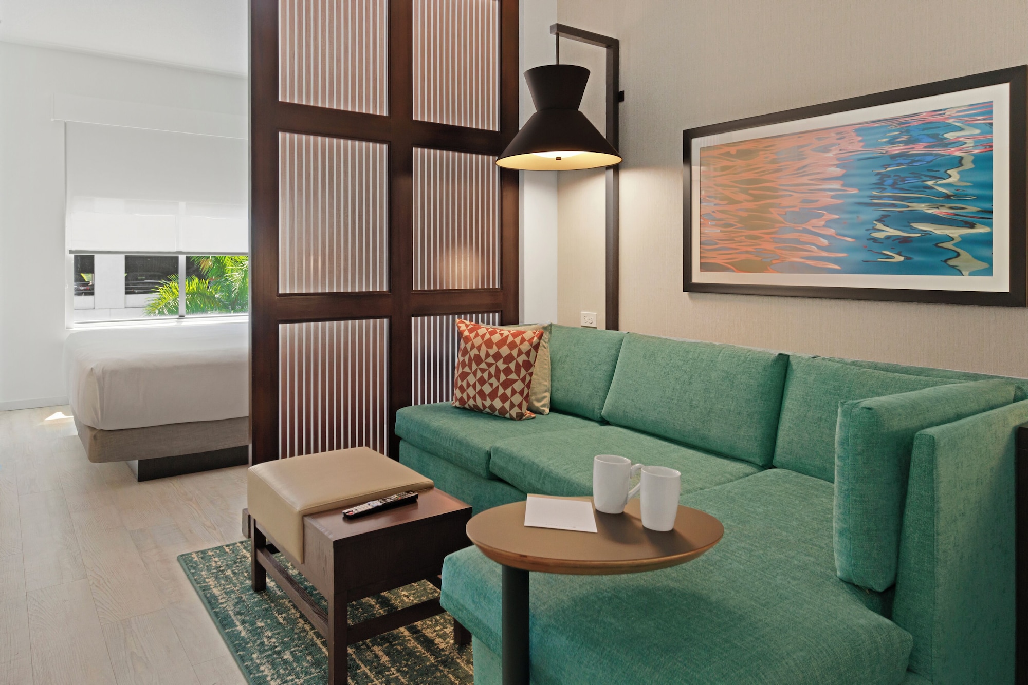 高楼层特大床房附梳化床