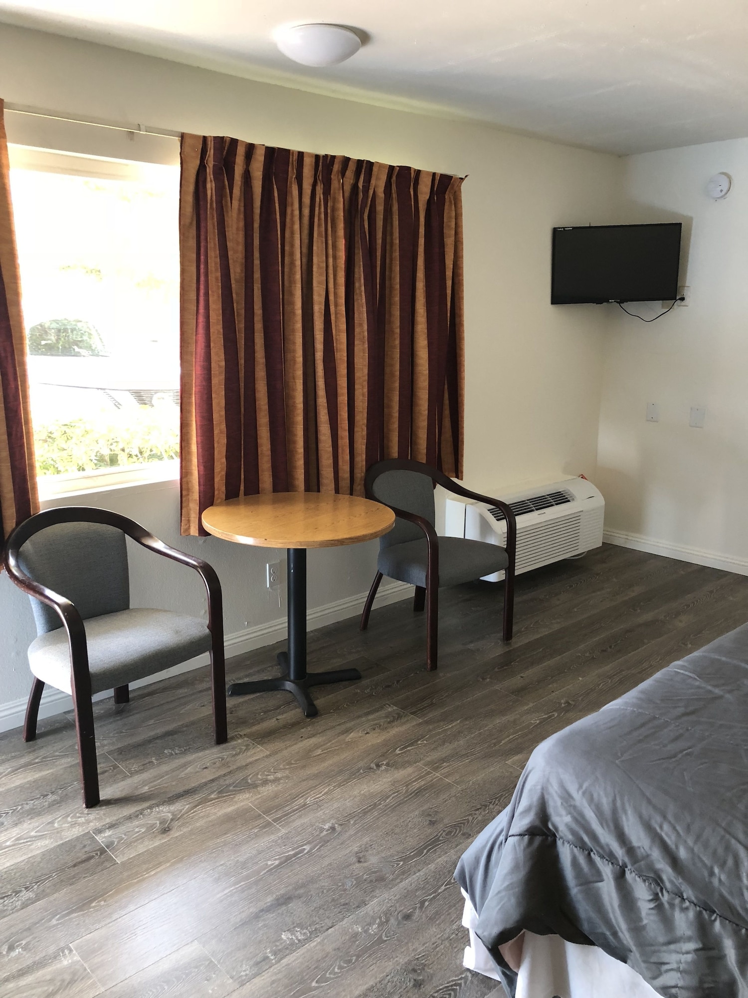 基础客房， 1 张特大床， 城市景观