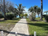 Chic 2-bedroom condo in brilliant Bimini Bay, steps from the Beach, WiFi, AC โรงแรมใน