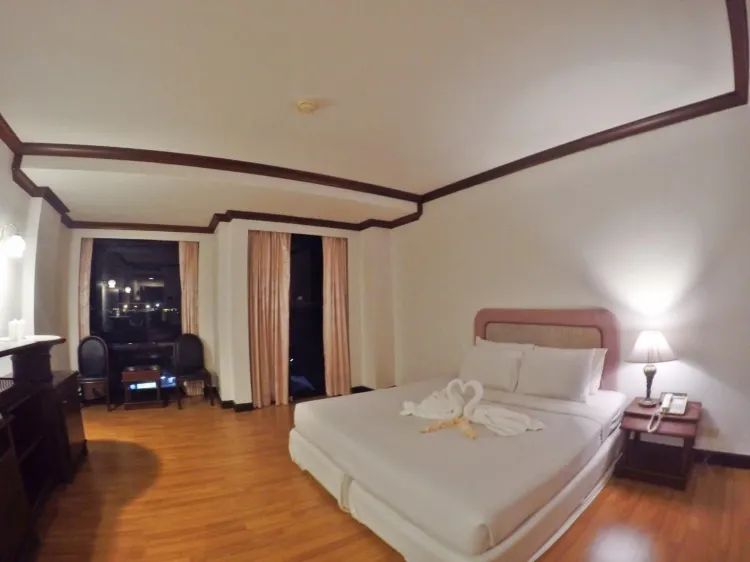 ห้องดีลักซ์ เตียงใหญ่ 1 เตียง