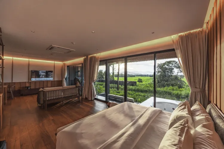 ห้องจูเนียร์สวีทพร้อมระเบียงและทิวทัศน์สวน