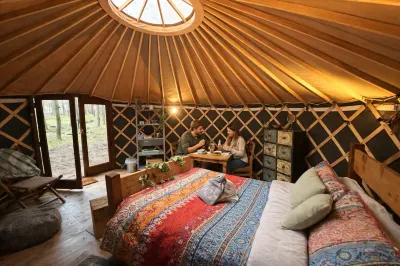 Holt Woodland Glamping - Shepherd Huts & Yurts Dog Friendly Hotel a 