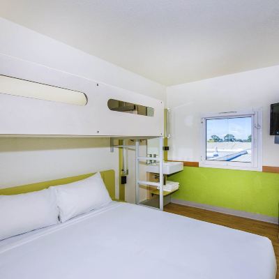 標準房（帶大床和架高單人上下鋪） 福克納宜必思快捷酒店優惠