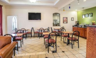 Econo Lodge Inn & Suites Beaumont