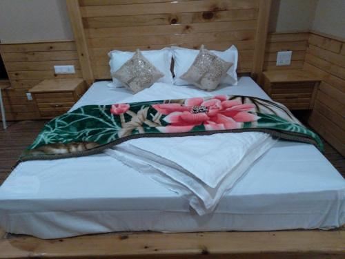 带山景的双人间