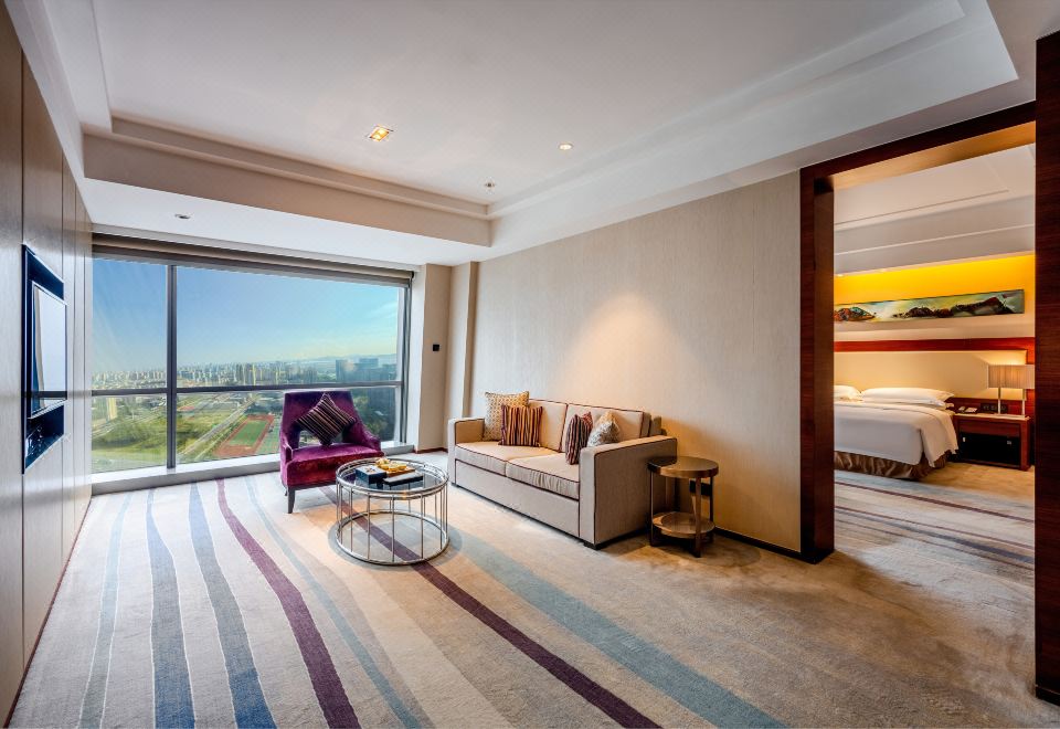 Crowne Plaza Wuxi TaihuKing 1 Bdrm STE Living Lihu Lake View