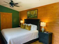Charming 2Br Highlands Cottage with Cozy Fireplace, 3 Min to Main St & Dry Falls