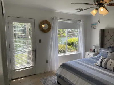 Relaxing Roost—lakefront condo located just steps away from the water’s edge! Hôtels à : 